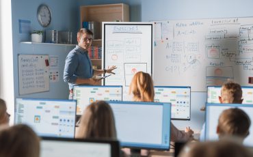 Elementary,School,Class:,Teacher,Uses,Interactive,Digital,Whiteboard,,Explains,Lesson